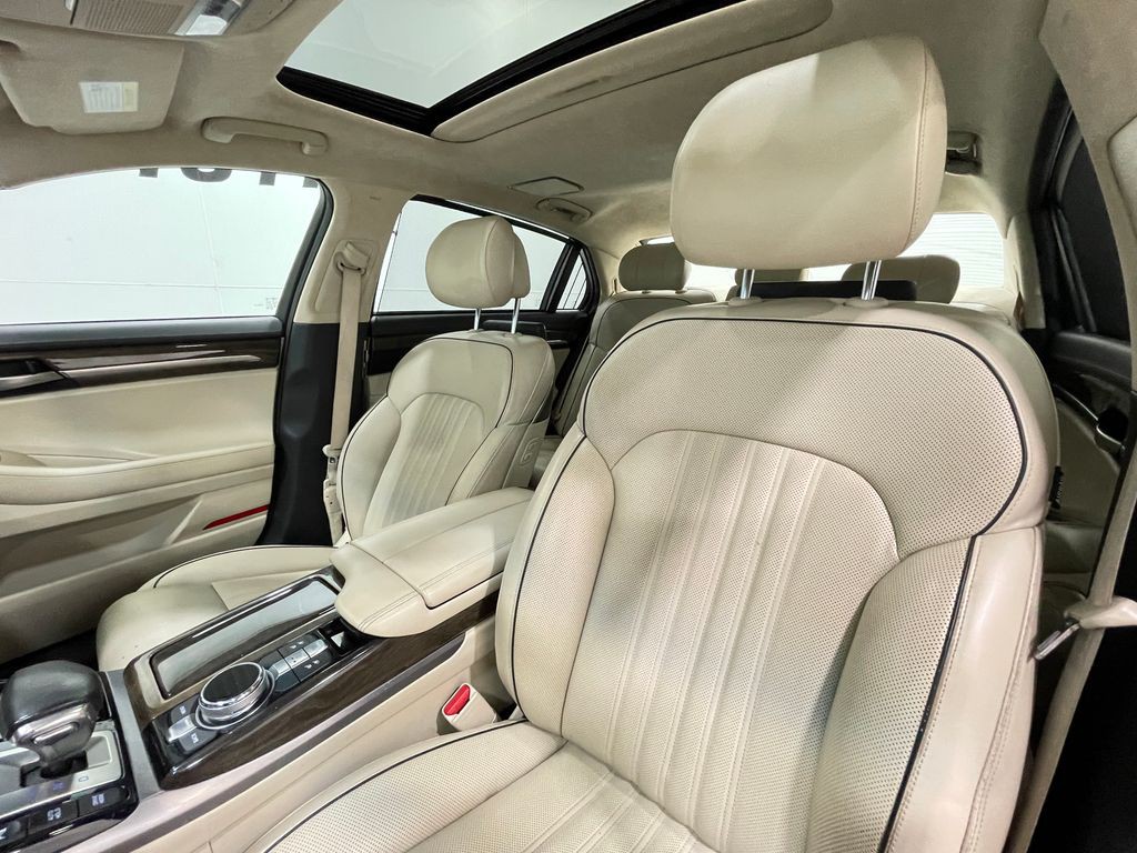 2018 Genesis G90 Image 14