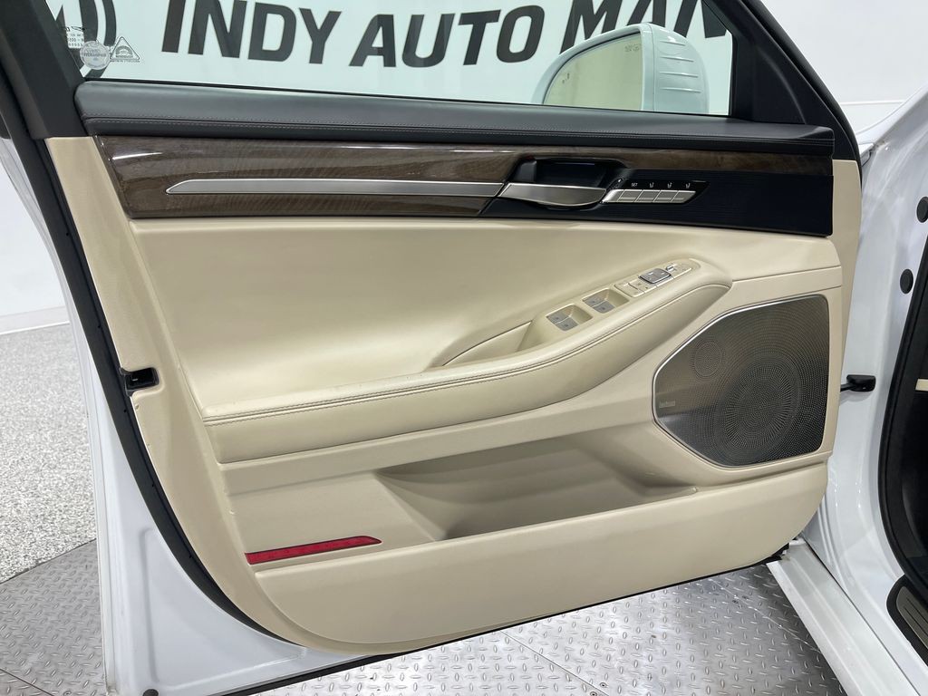 2018 Genesis G90 Image 15