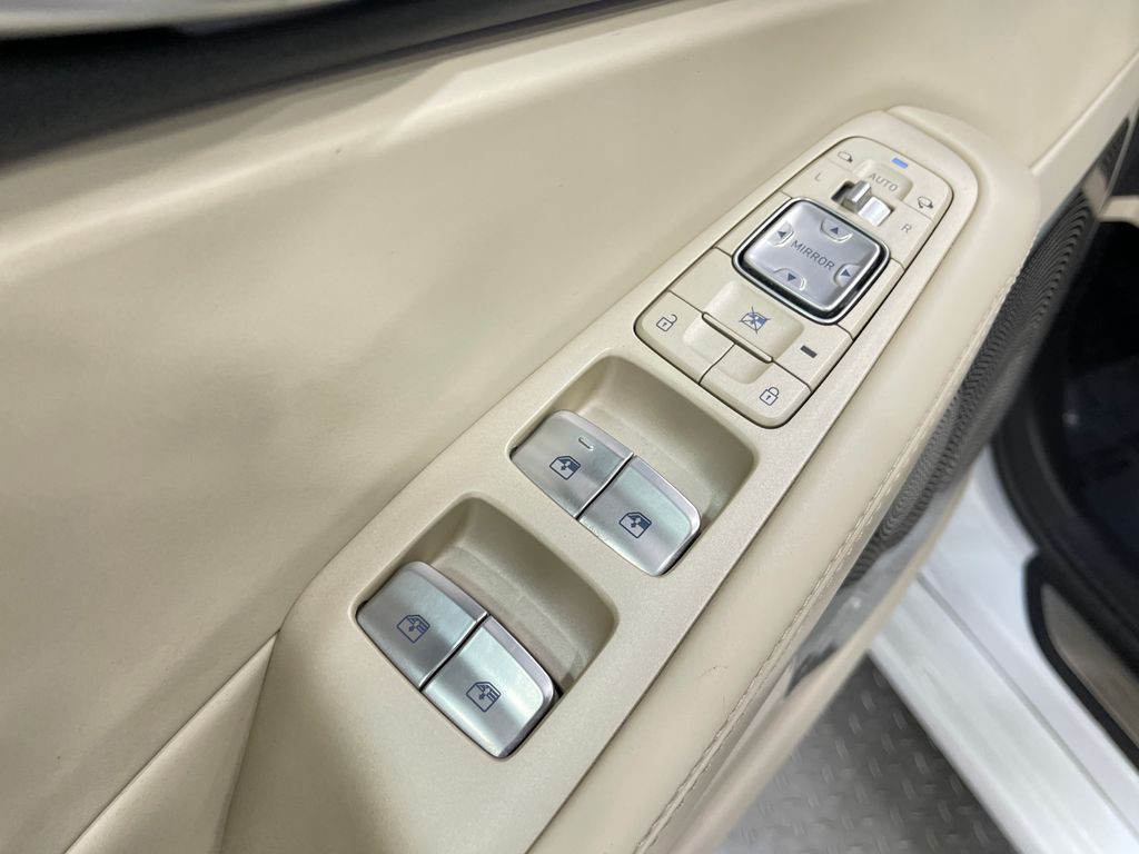 2018 Genesis G90 Image 16