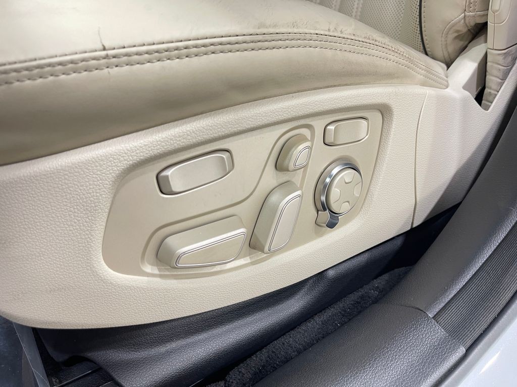 2018 Genesis G90 Image 17