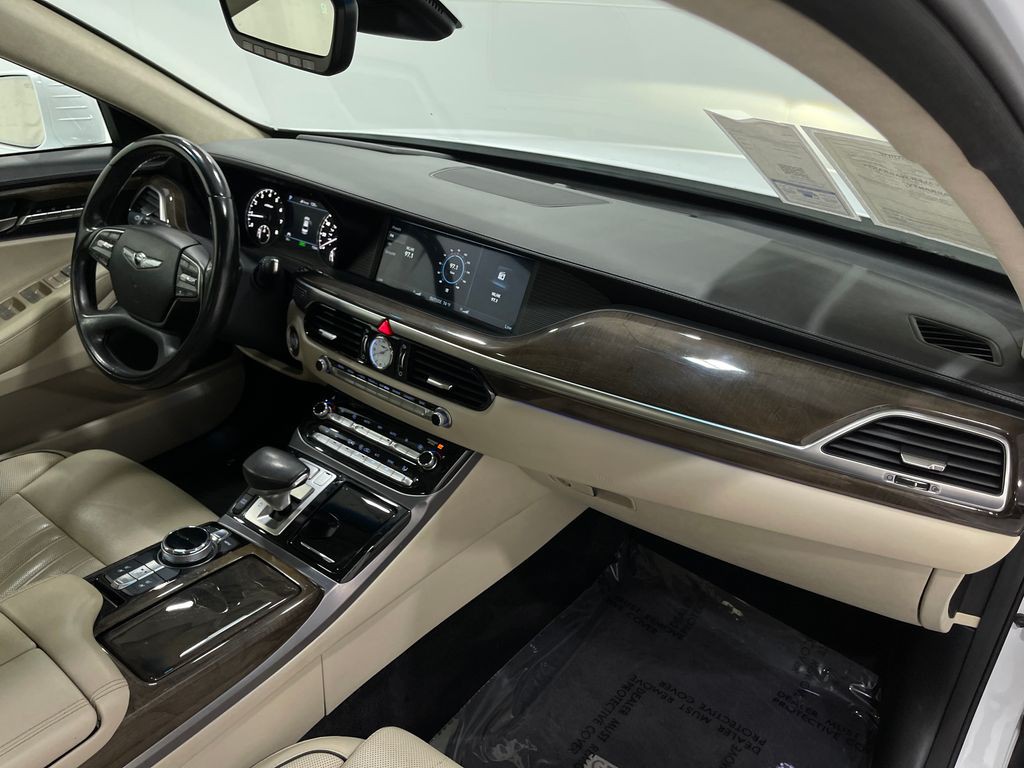 2018 Genesis G90 Image 20