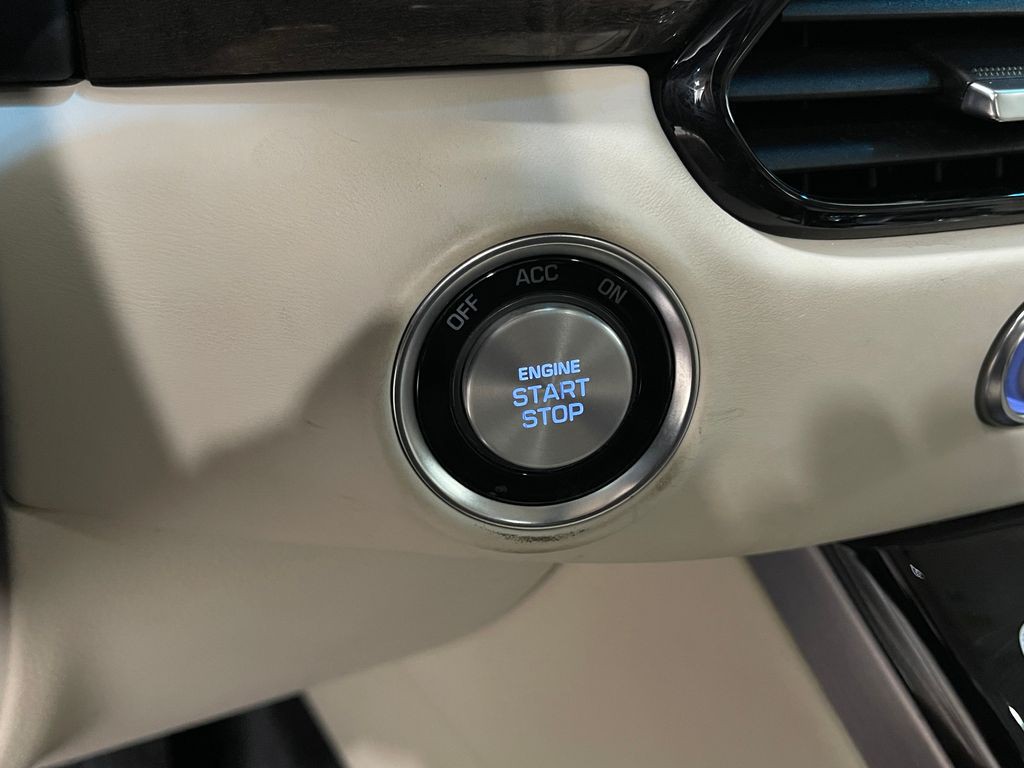 2018 Genesis G90 Image 21