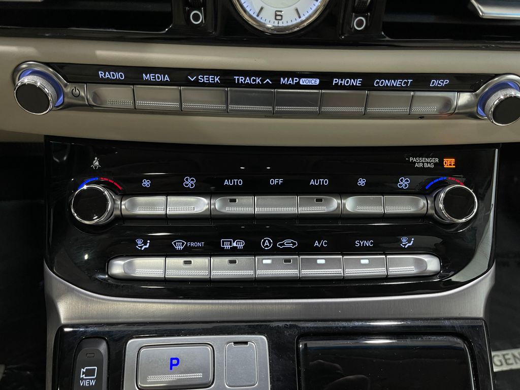 2018 Genesis G90 Image 25