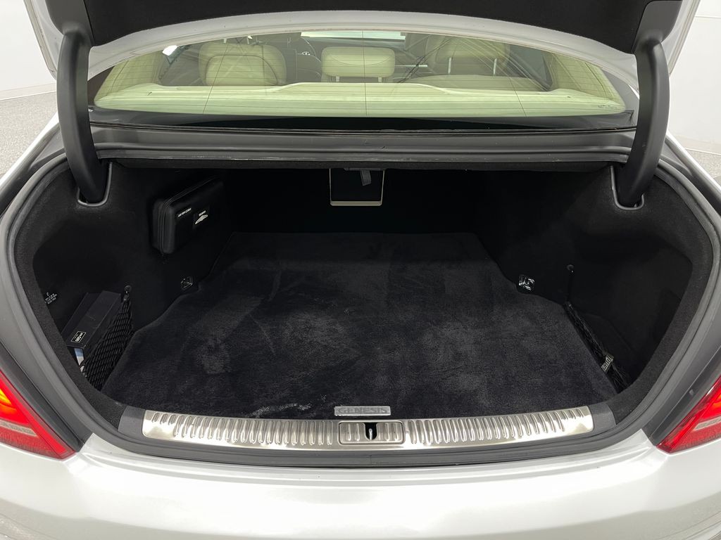 2018 Genesis G90 Image 28