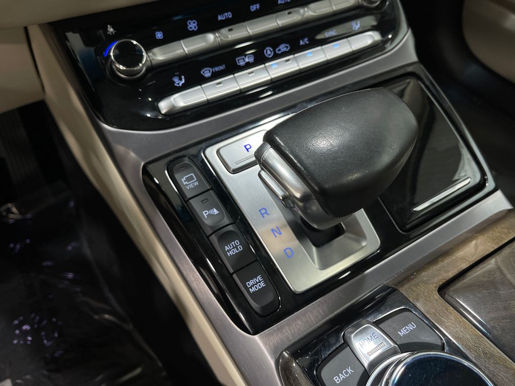 2018 Genesis G90 Image 29