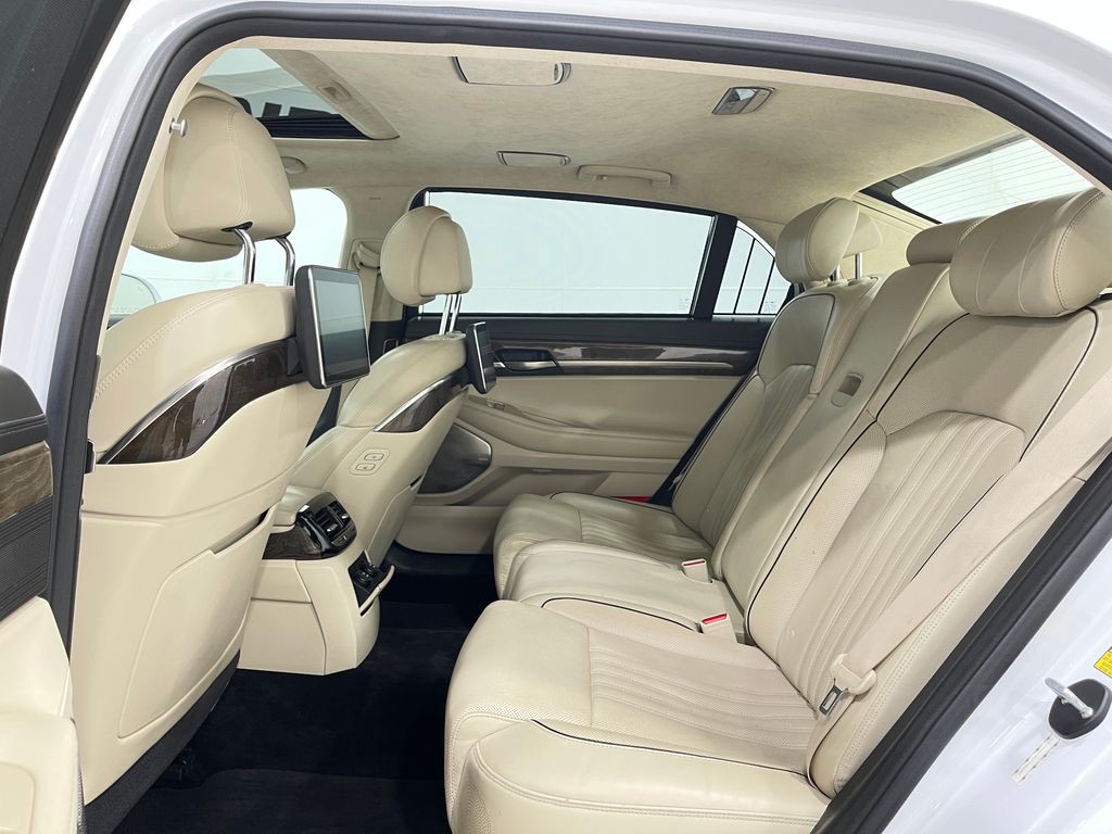 2018 Genesis G90 Image 30
