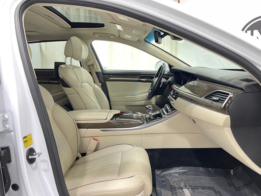 2018 Genesis G90 Image 32