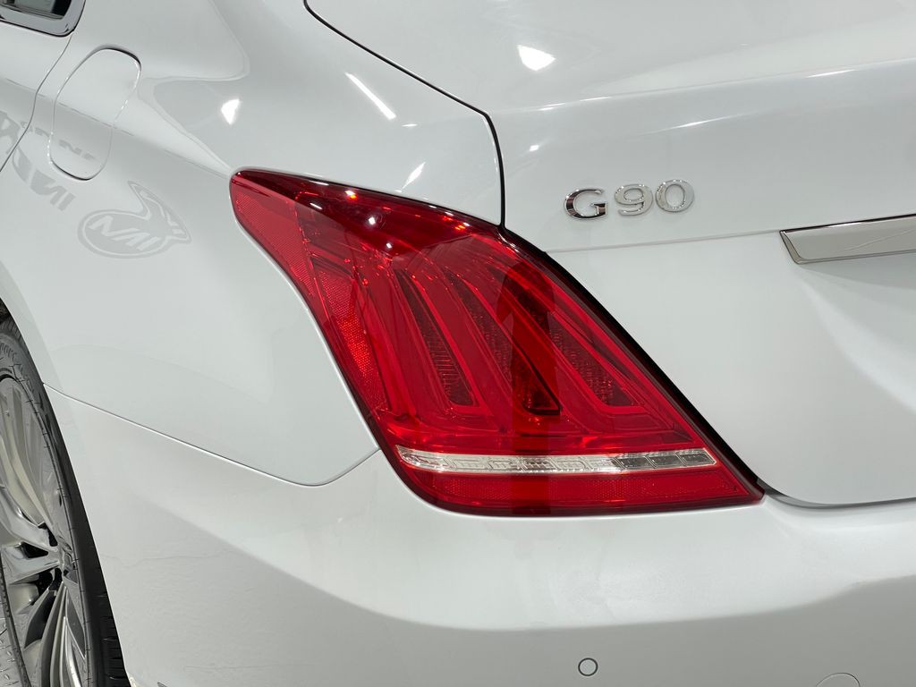 2018 Genesis G90 Image 34