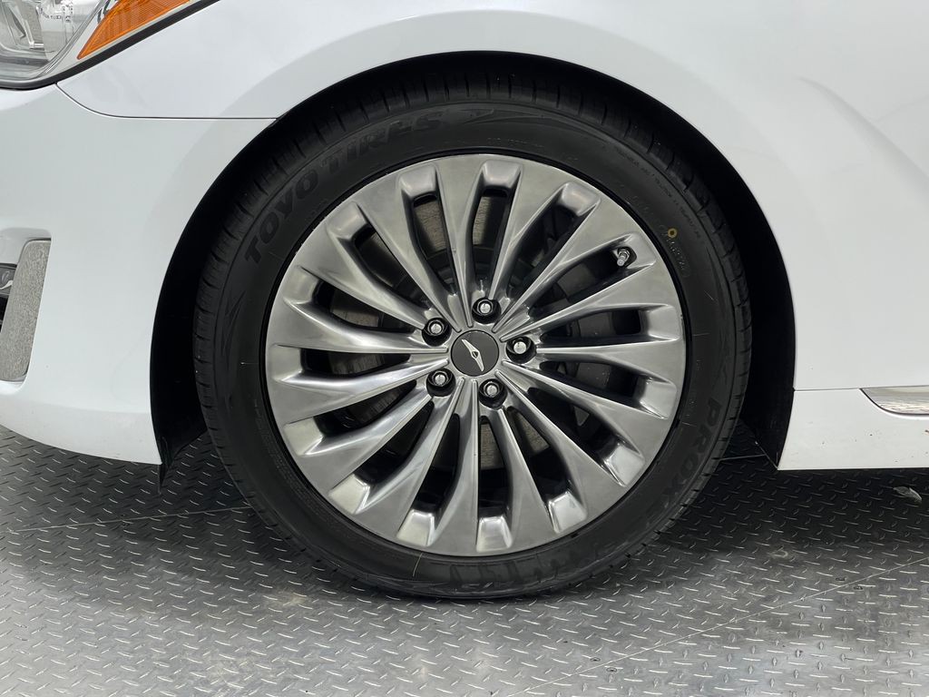2018 Genesis G90 Image 35