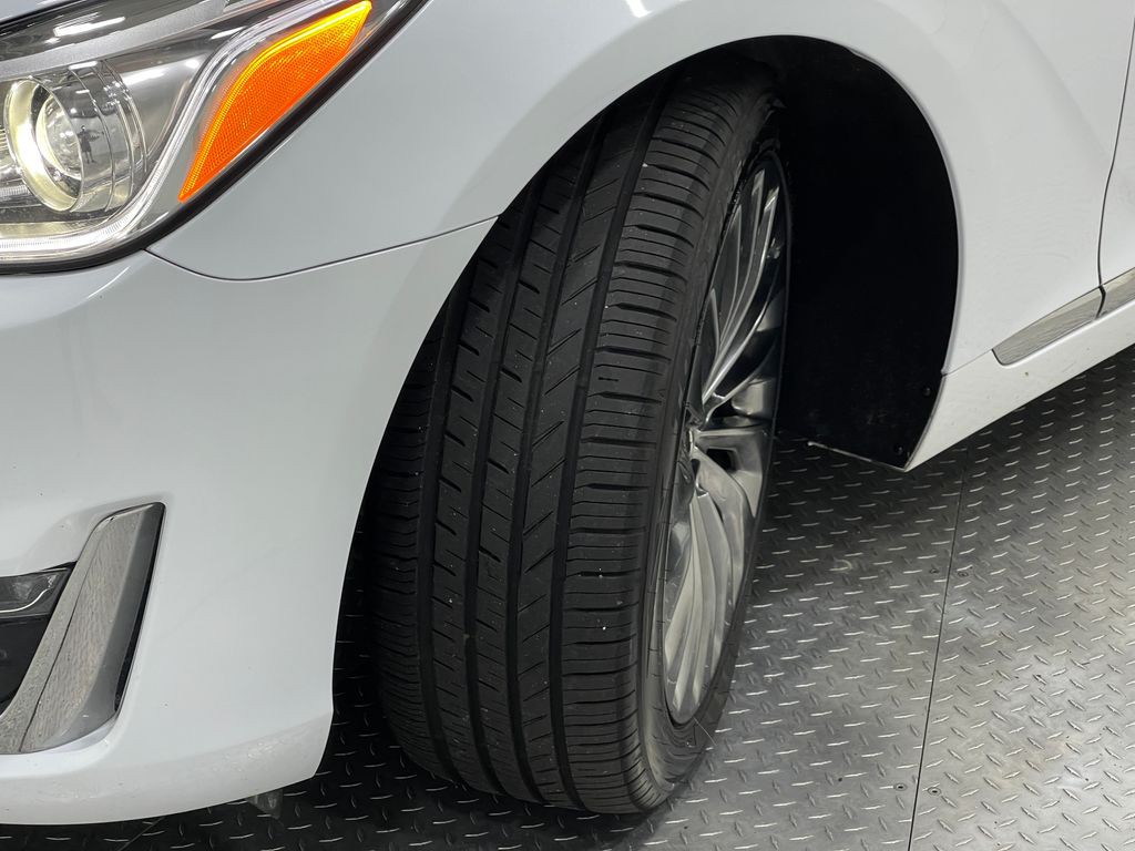 2018 Genesis G90 Image 36