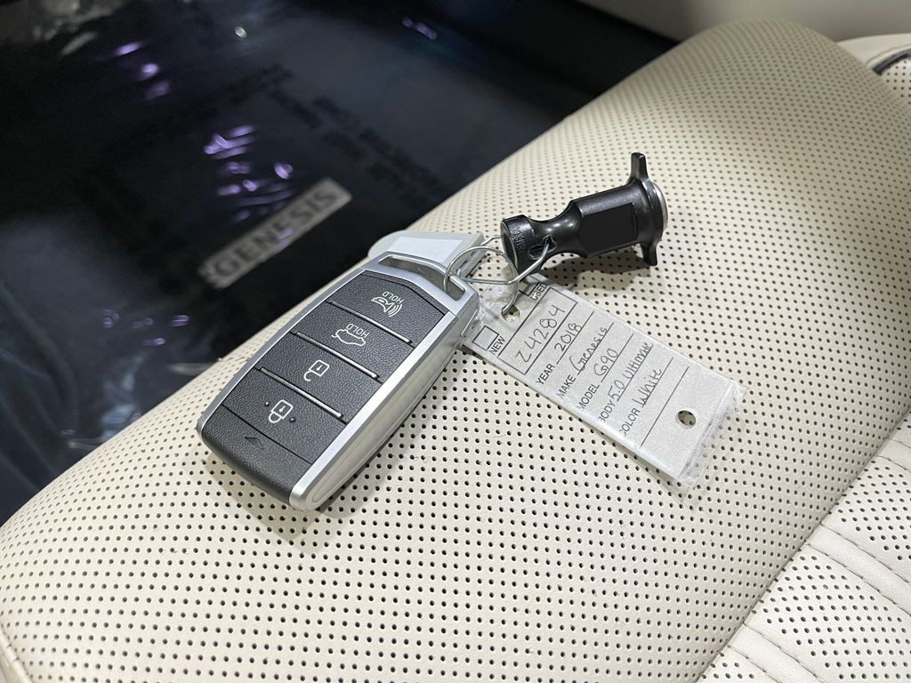 2018 Genesis G90 Image 37