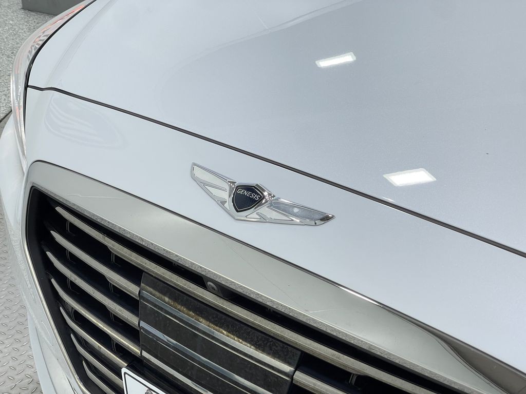 2018 Genesis G90 Image 38