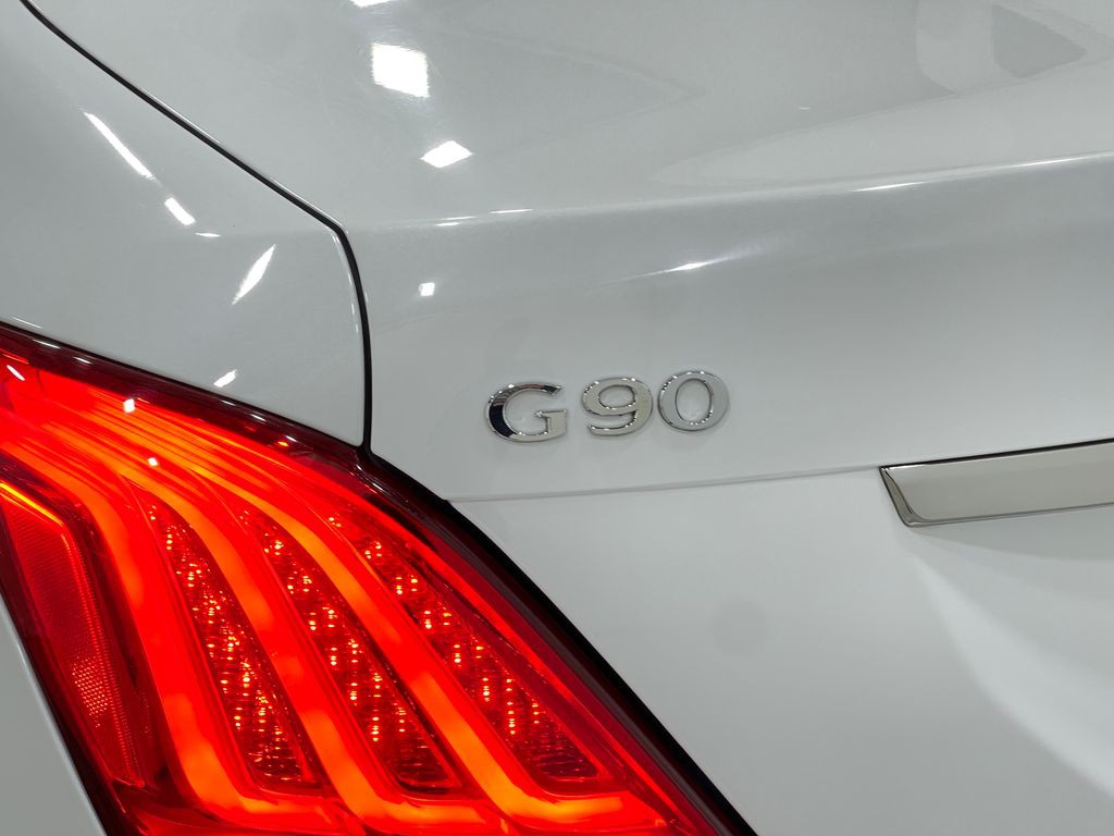 2018 Genesis G90 Image 39