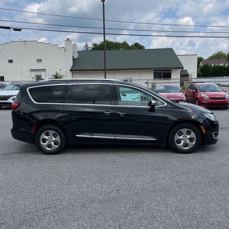 2018 Chrysler Pacifica Image 3