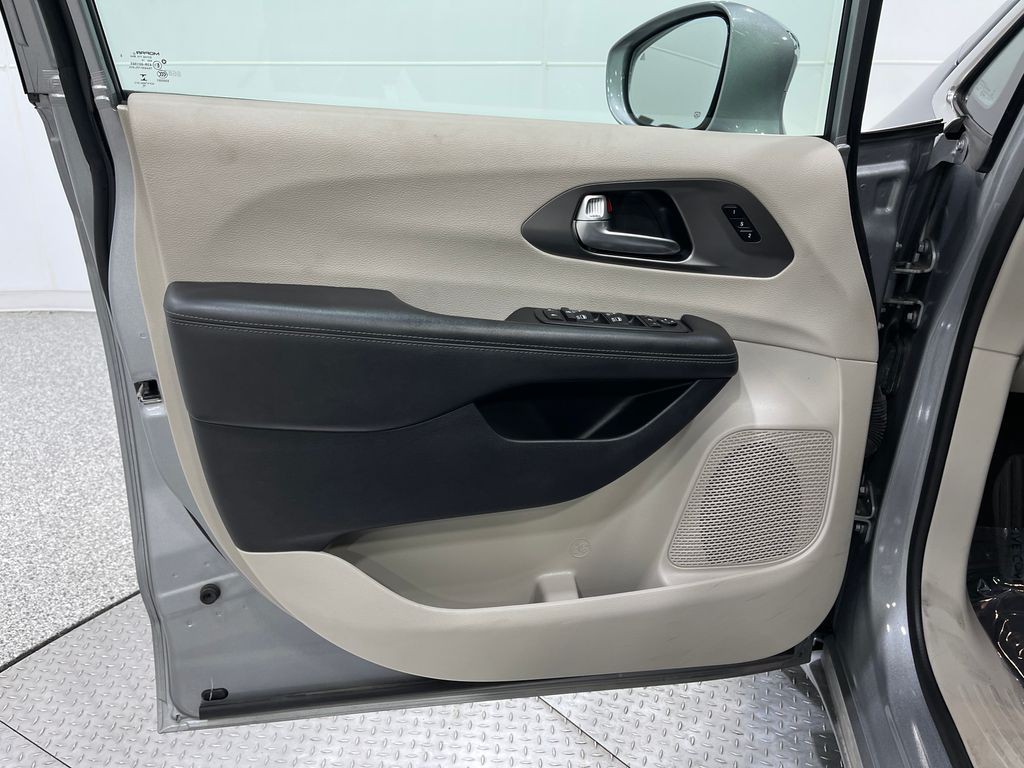 2019 Chrysler Pacifica Image 16