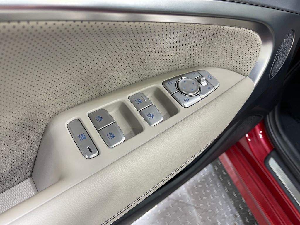 2019 Genesis G70 Image 17
