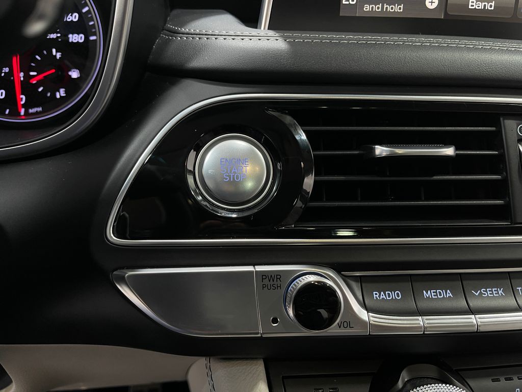 2019 Genesis G70 Image 22
