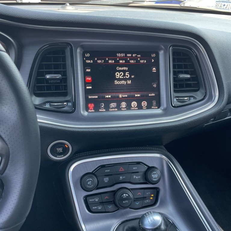 2016 Dodge Challenger Image 11