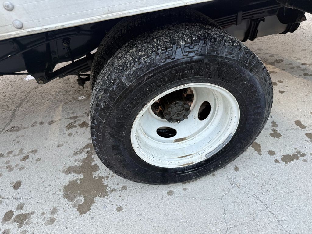 2016 Ford E-450 Image 9