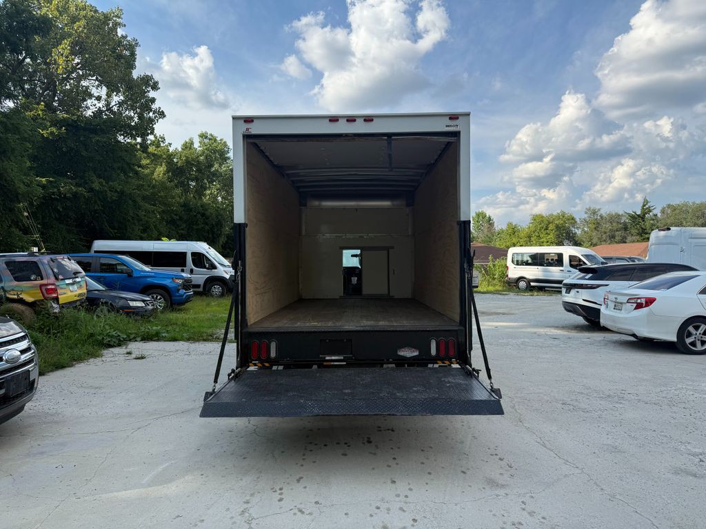 2016 Ford E-450 Image 12
