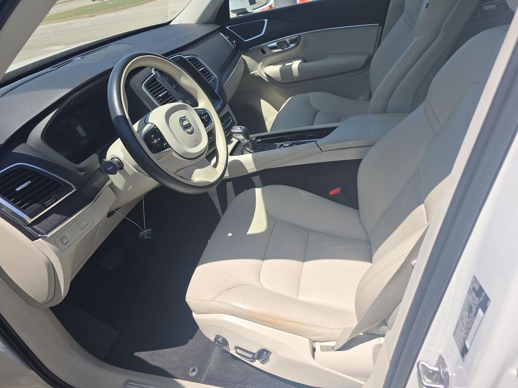 2020 Volvo XC90 Image 8