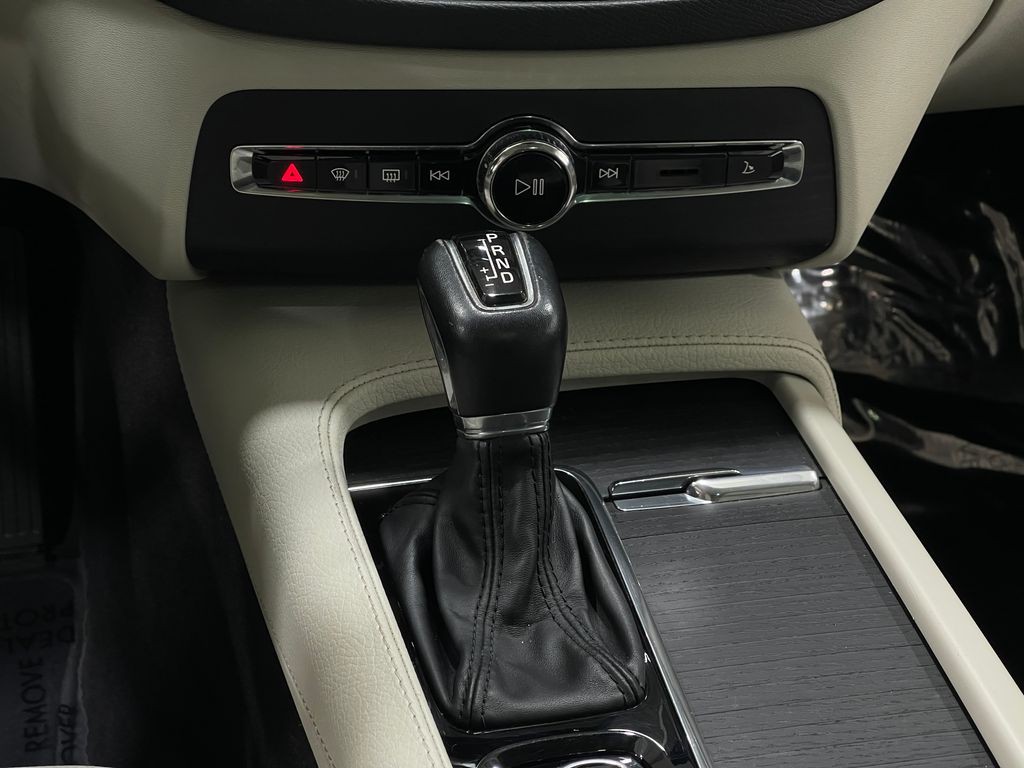 2020 Volvo XC90 Image 28