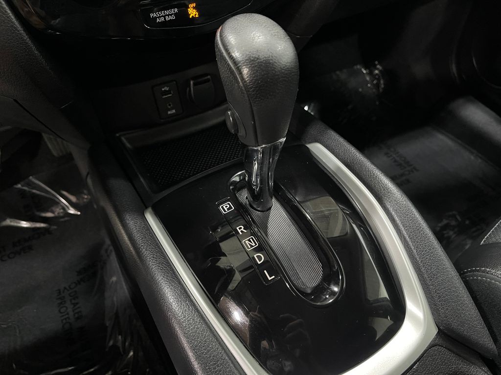 2016 Nissan Rogue Image 25