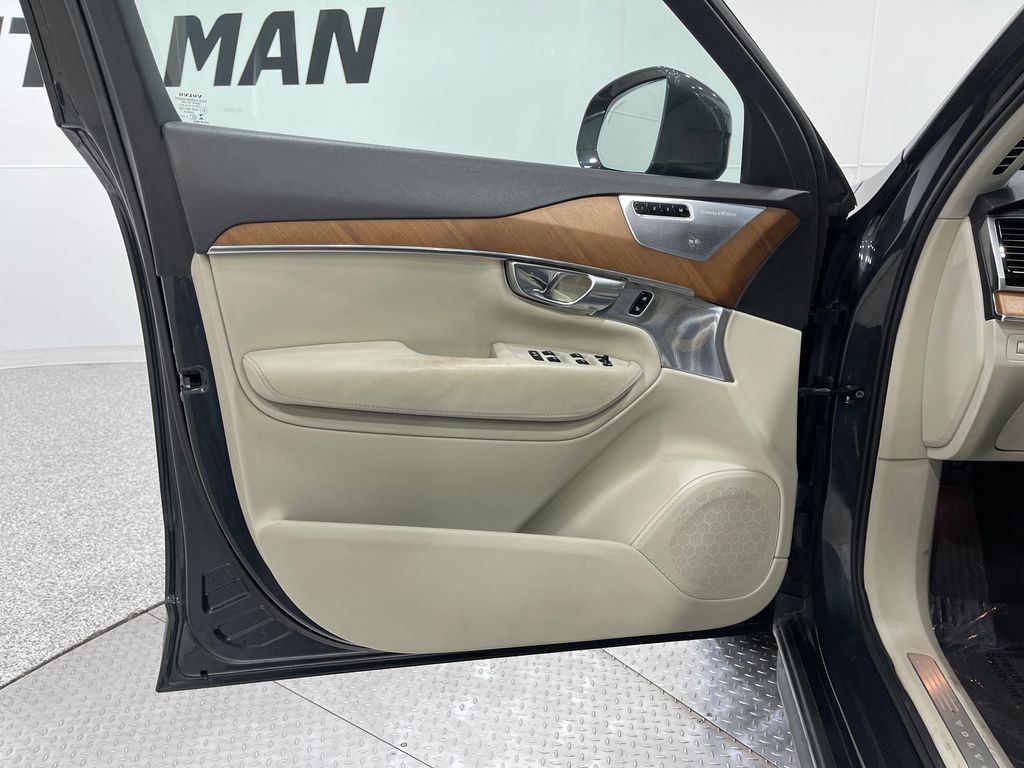 2017 Volvo XC90 Image 16