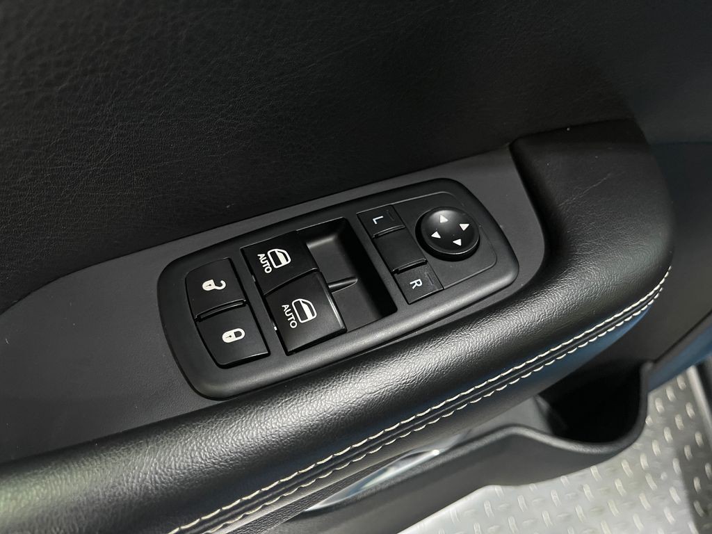2016 Dodge Challenger Image 17
