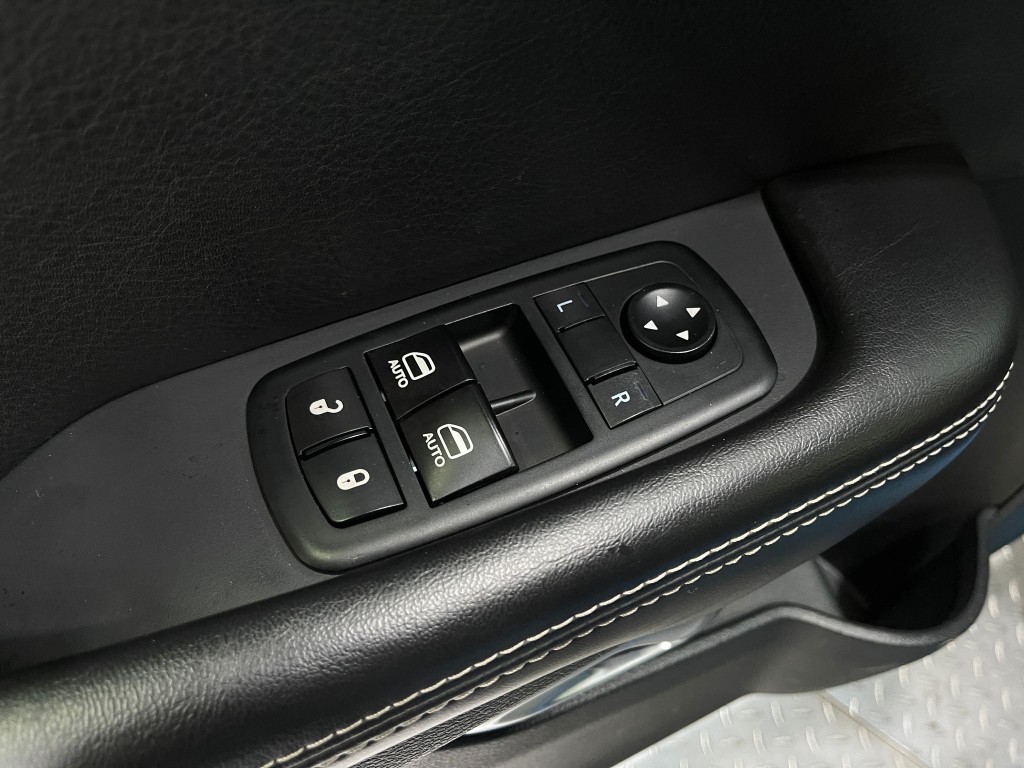 2016 Dodge Challenger Image 16