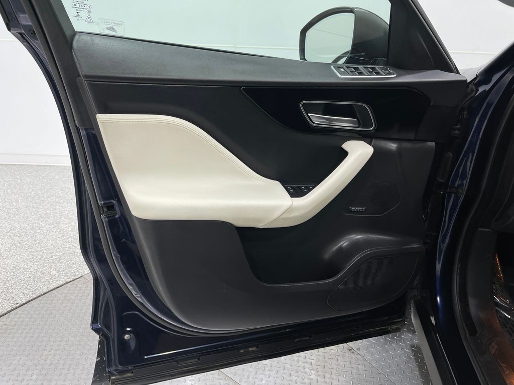 2017 Jaguar F-PACE Image 16