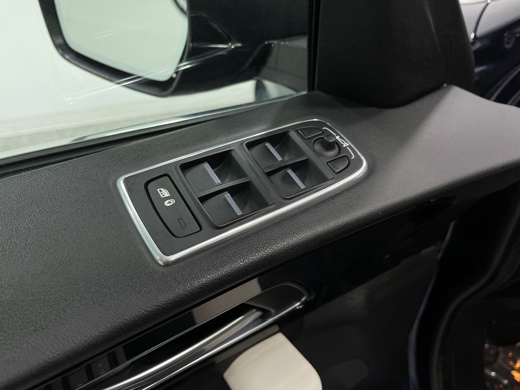 2017 Jaguar F-PACE Image 17