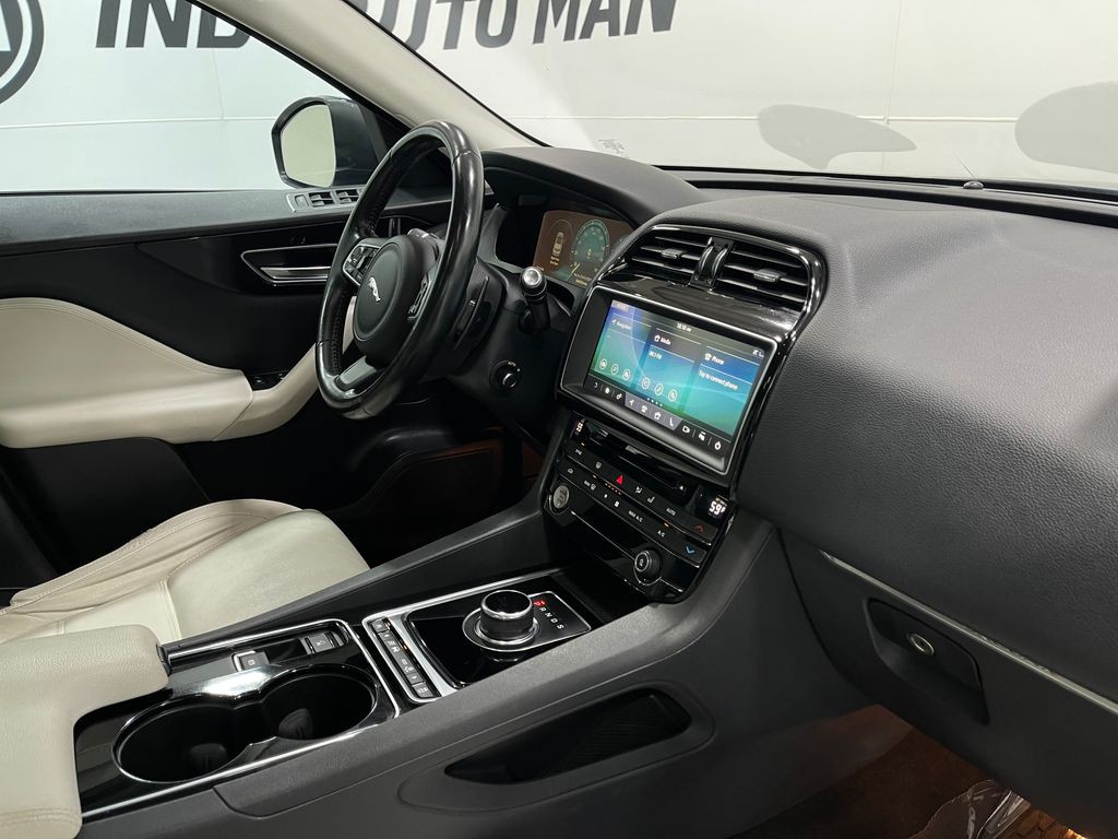 2017 Jaguar F-PACE Image 21