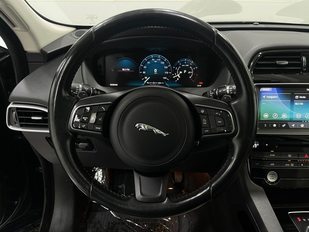 2017 Jaguar F-PACE Image 23
