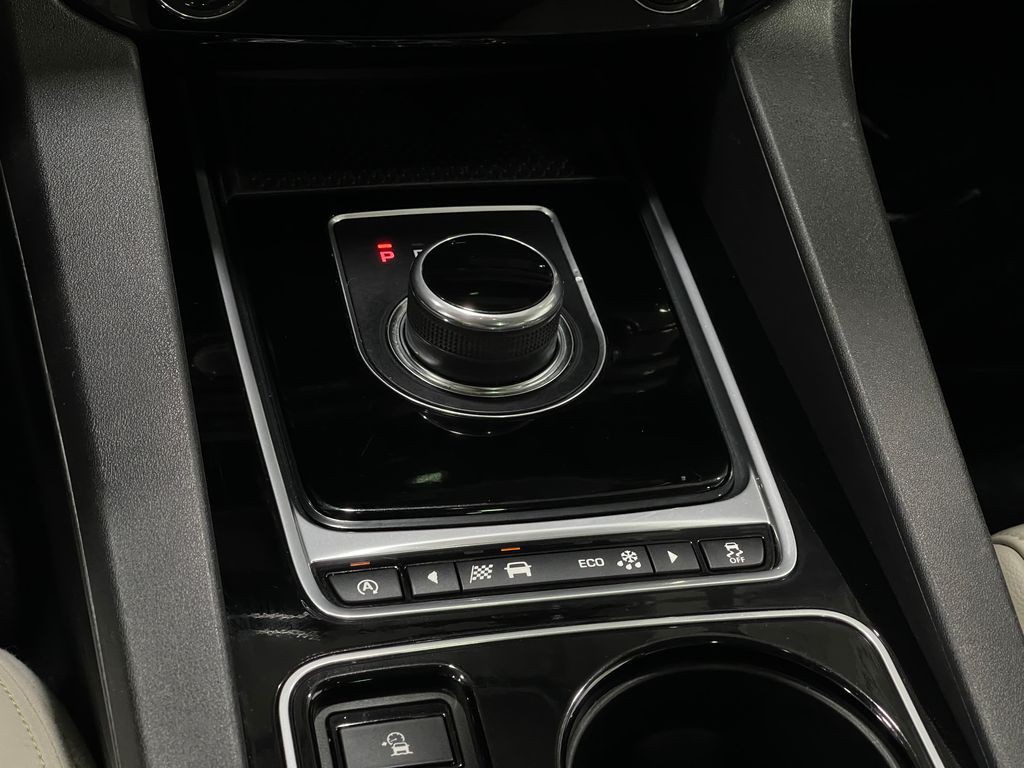 2017 Jaguar F-PACE Image 30