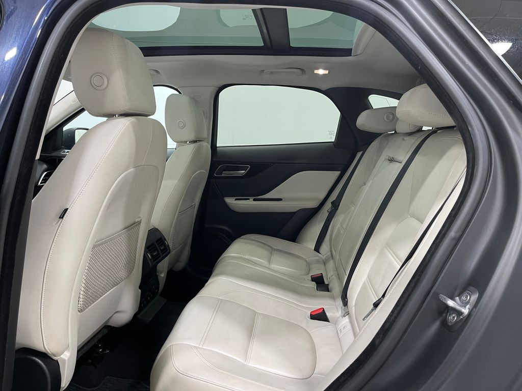 2017 Jaguar F-PACE Image 31