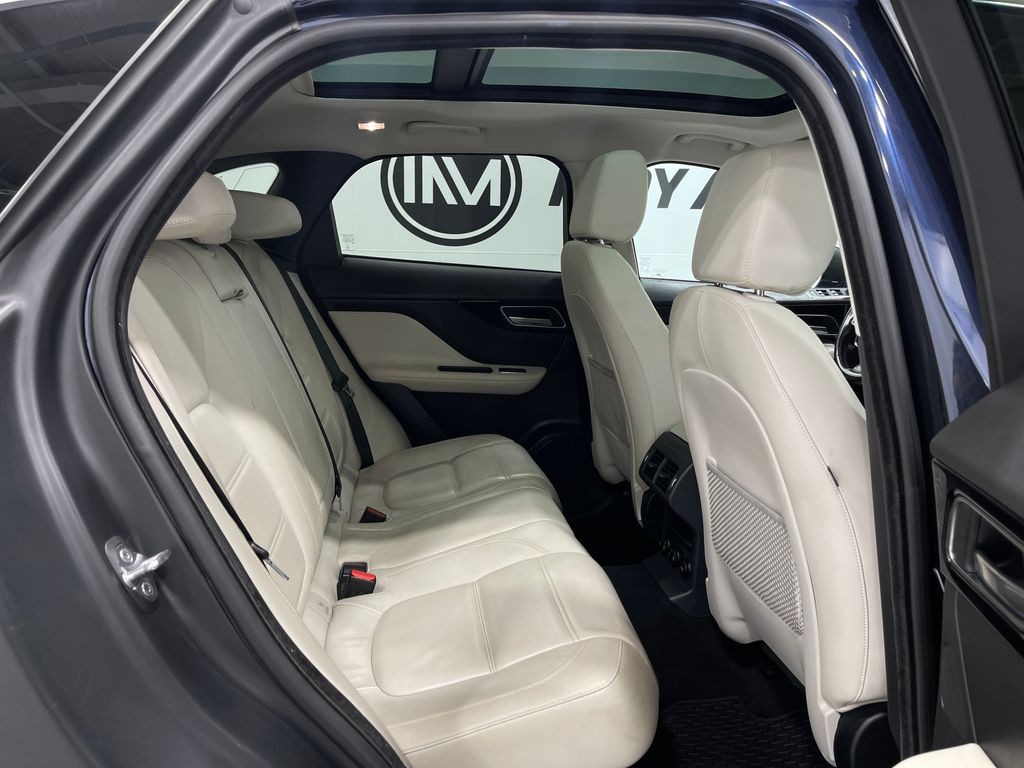 2017 Jaguar F-PACE Image 32