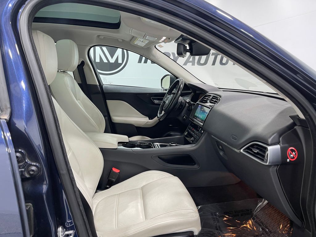 2017 Jaguar F-PACE Image 33