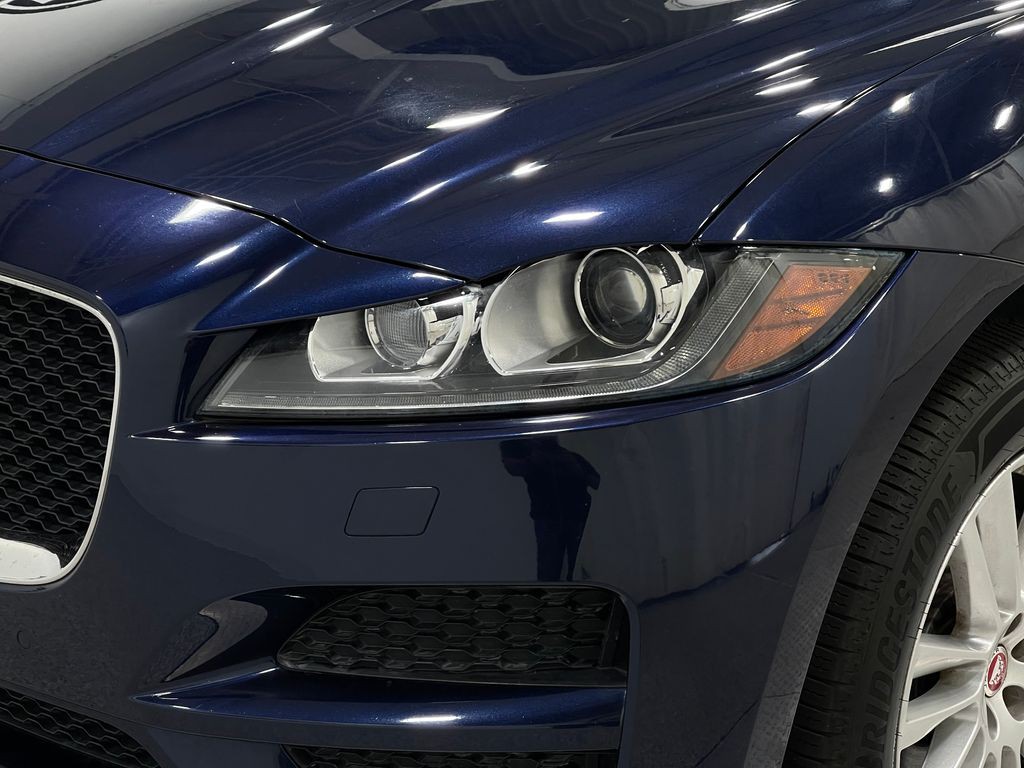 2017 Jaguar F-PACE Image 34