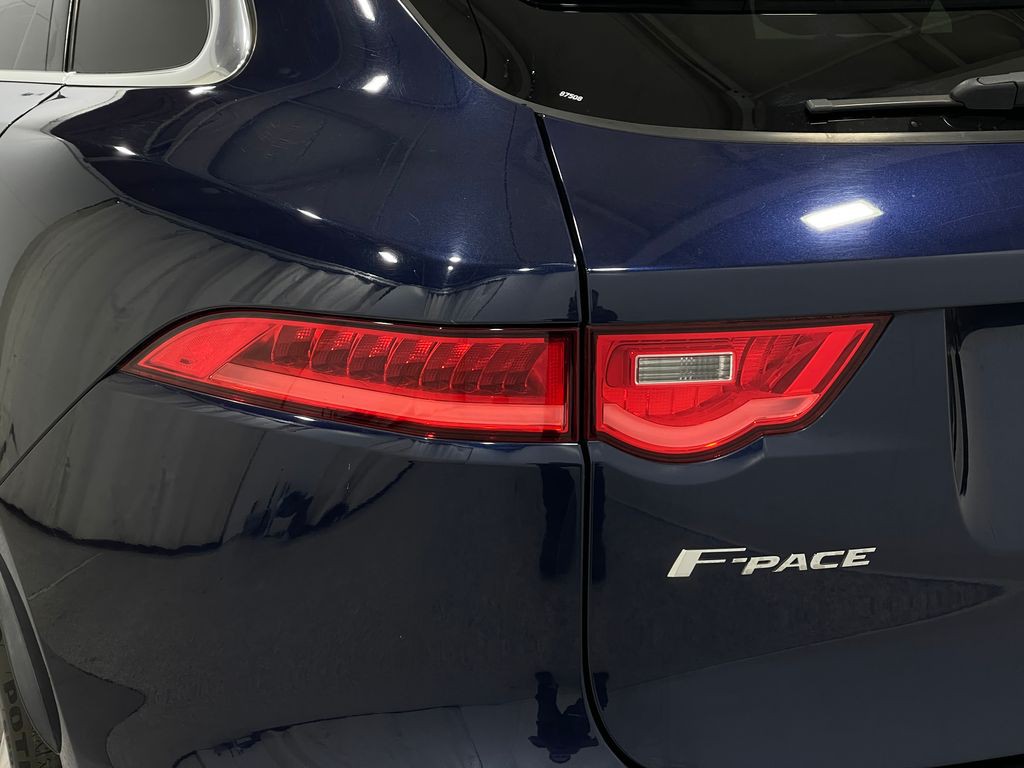 2017 Jaguar F-PACE Image 35