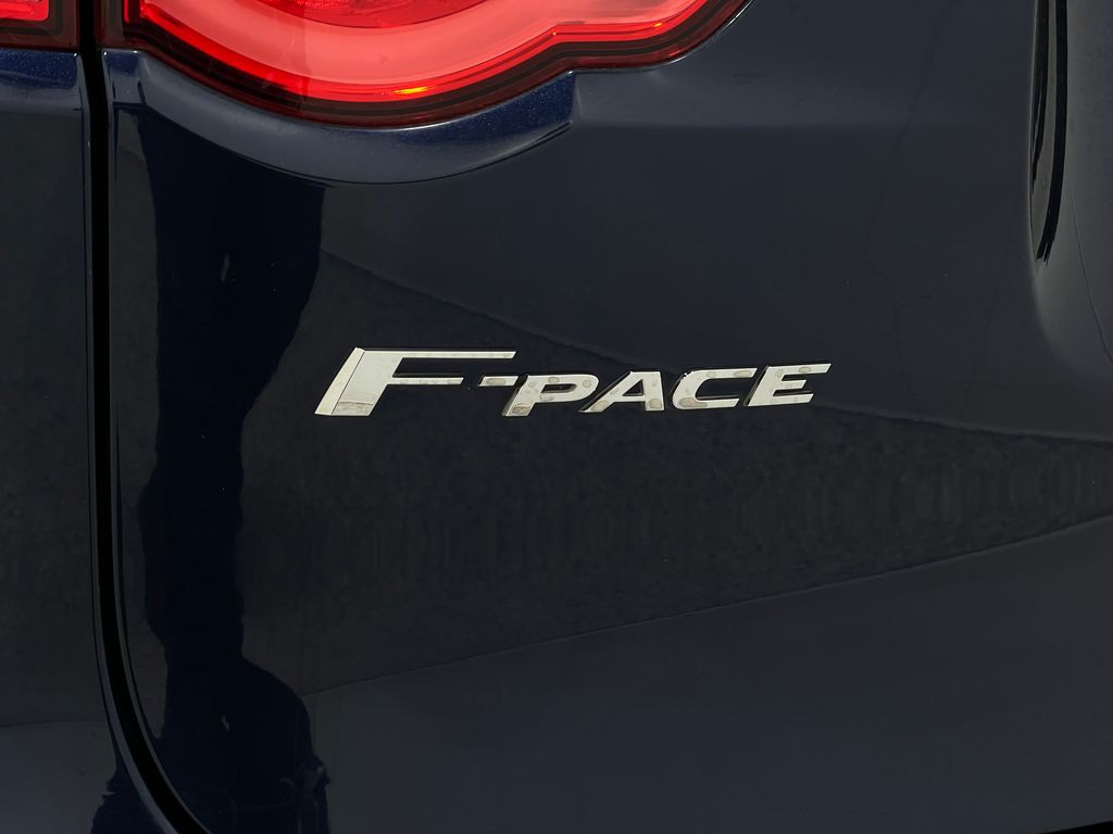 2017 Jaguar F-PACE Image 40