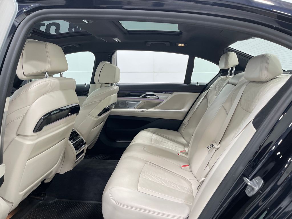 2021 BMW 7 Series Image 30