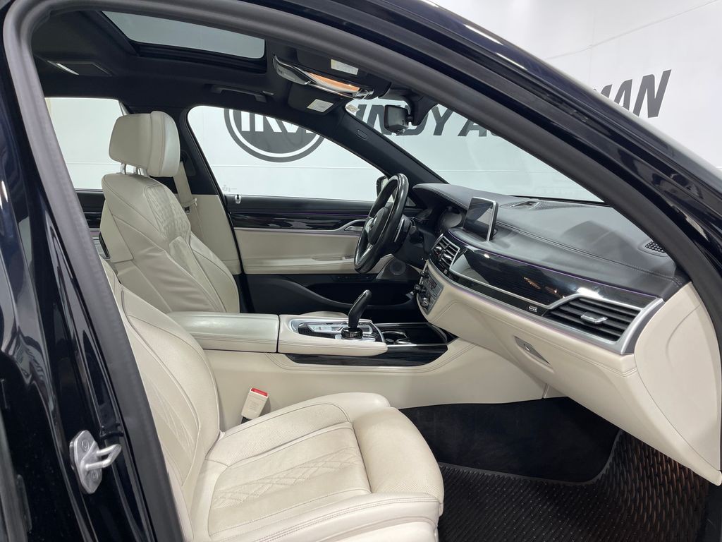 2021 BMW 7 Series Image 32