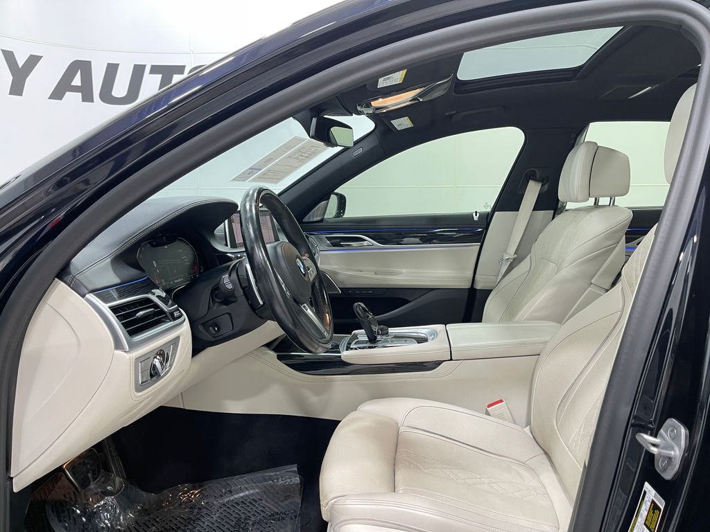 2021 BMW 7 Series Image 14