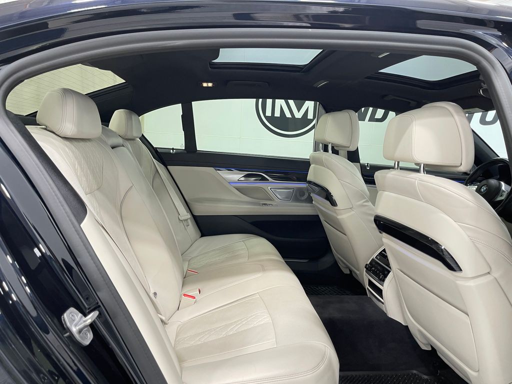2021 BMW 7 Series Image 32