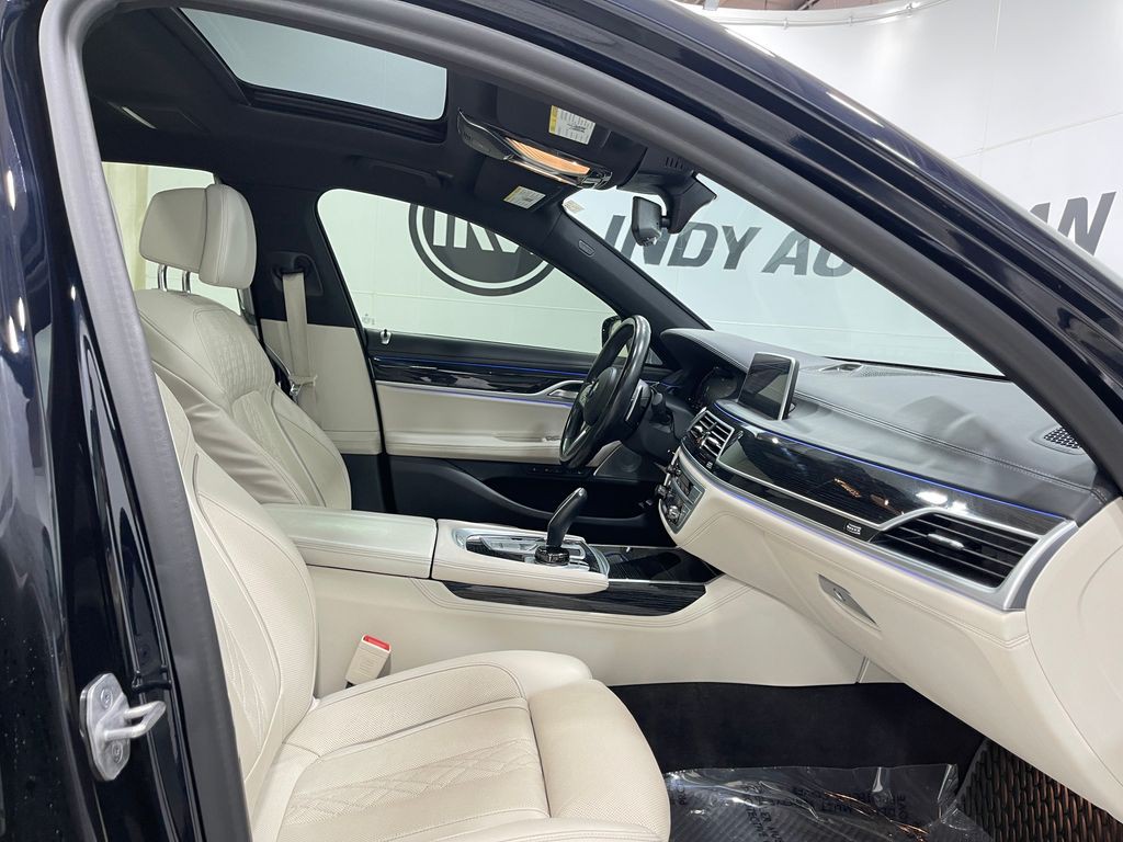 2021 BMW 7 Series Image 33