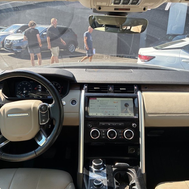 2018 Land Rover Discovery Image 12
