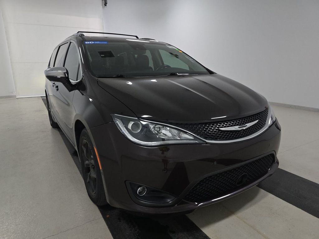 2017 Chrysler Pacifica Image 1
