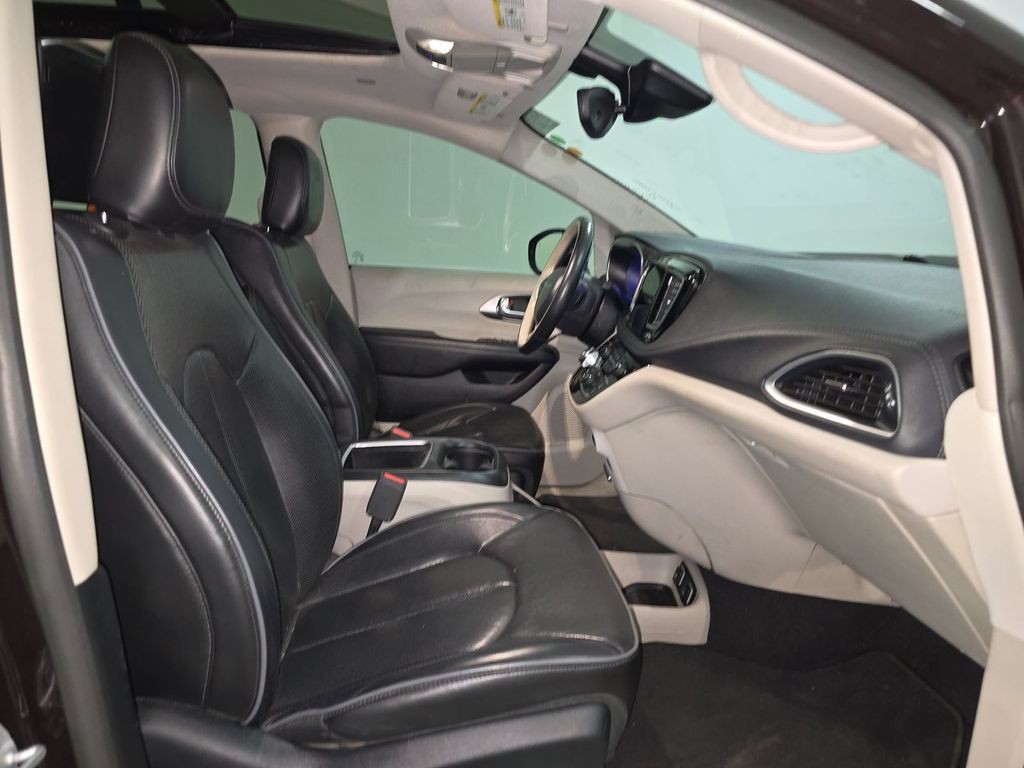 2017 Chrysler Pacifica Image 8