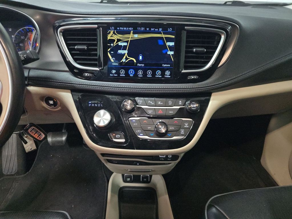2017 Chrysler Pacifica Image 11